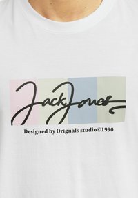 Jack & Jones RUNDHALS - Camiseta estampada - bright white