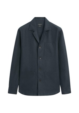 Tmavě námořnicky modrá kabátová bunda na knoflíky s klopovým límcem a třemi předními náprsními kapsami, zobrazena na bílém pozadí.