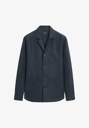 Dunkel marineblaue Jacke mit Knopfleiste, Reverskragen und drei aufgesetzten Taschen vorne, vor weißem Hintergrund dargestellt.