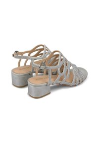 Srebrne sandały na słupku, z plecionymi paskami i akcentami z cyrkonii. Miękka, teksturowana podeszwa z regulowanym zapięciem na klamrę.