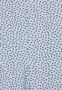 Tessuto blu chiaro con un motivo astratto ripetitivo in bianco e nero. Texture liscia, senza hardware o accenti visibili.