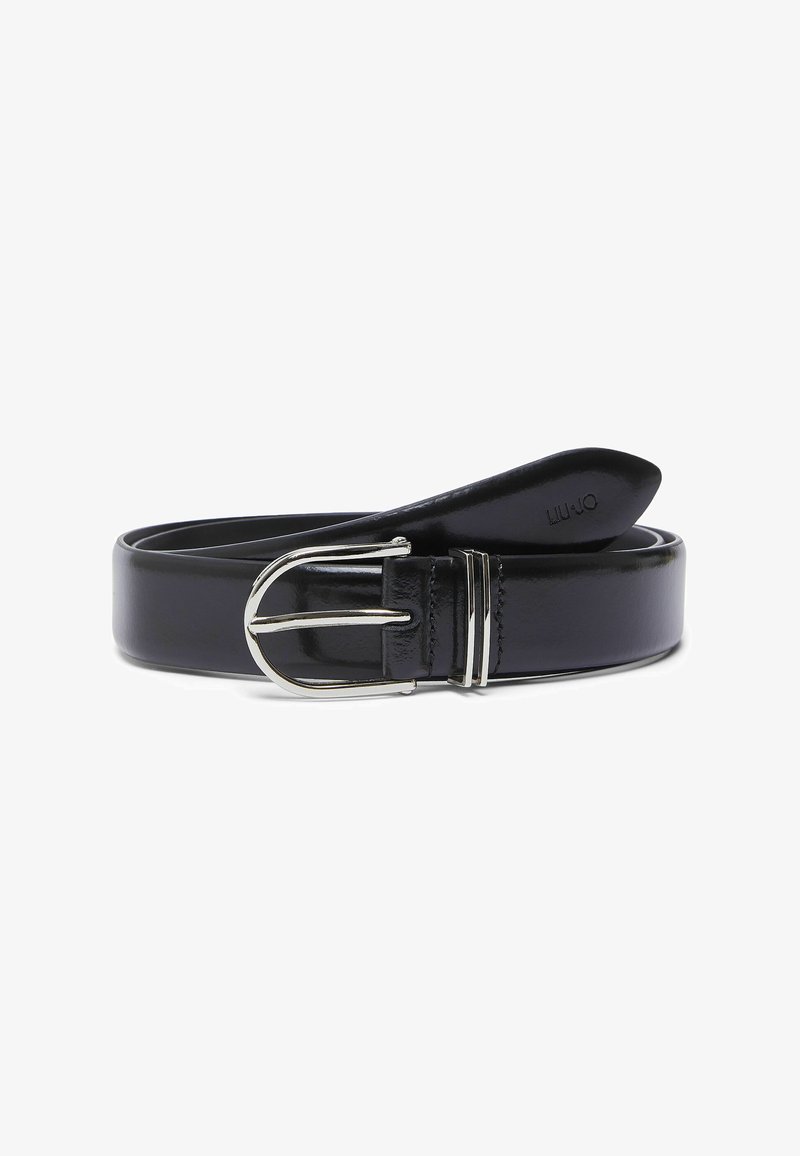 Ceinture en cuir noir enroulée avec boucle métallique argentée et deux passants, texture lisse, nom de la marque embossé sur la pointe.