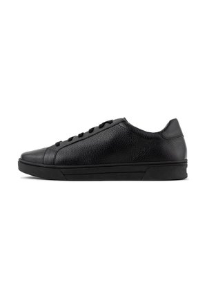 Czarne skórzane sneakersy o teksturowanym wykończeniu, z płaską gumową podeszwą, okrągłym noskiem oraz sześcioma dziurkami na sznurowadła, charakteryzujące się minimalistycznym wzornictwem.
