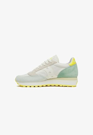 Sneaker grigio chiaro e verde menta con lacci bianchi, dettagli gialli sul tallone e sulla suola, e suola imbottita, vista di lato.