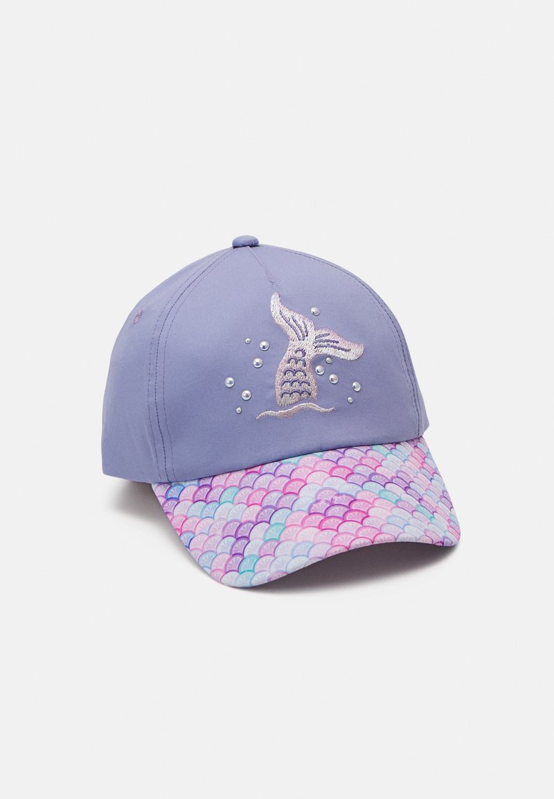 Lila Kappe mit gesticktem Walfischdesign und Verzierungen. Gemusterte rosa und blaue Muscheln am Rand. Weiches Material und strukturierte Form.