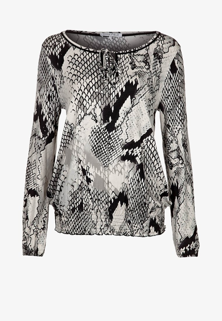 Langärmlige Bluse mit einem schwarz-weißen Schlangenmuster, rundem Ausschnitt, gerafftem Saum und einer weichen, glatten Textur.