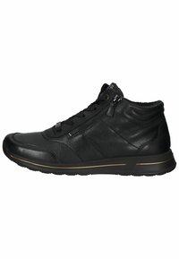 Sneakers in pelle nera con un design a metà caviglia, dotati di una cerniera laterale, pannelli texturizzati e una suola accentuata in oro.