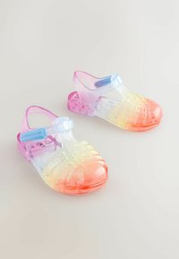 Permatomosios basutės su rožinės, geltonos ir oranžinės spalvų gradientu. Dirželiais apjuostas dizainas su uždaru priekiu ir reguliuojamu kulkšnies dirželiu.