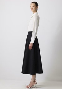 Touché Privé CUT - A-linjainen hame - black