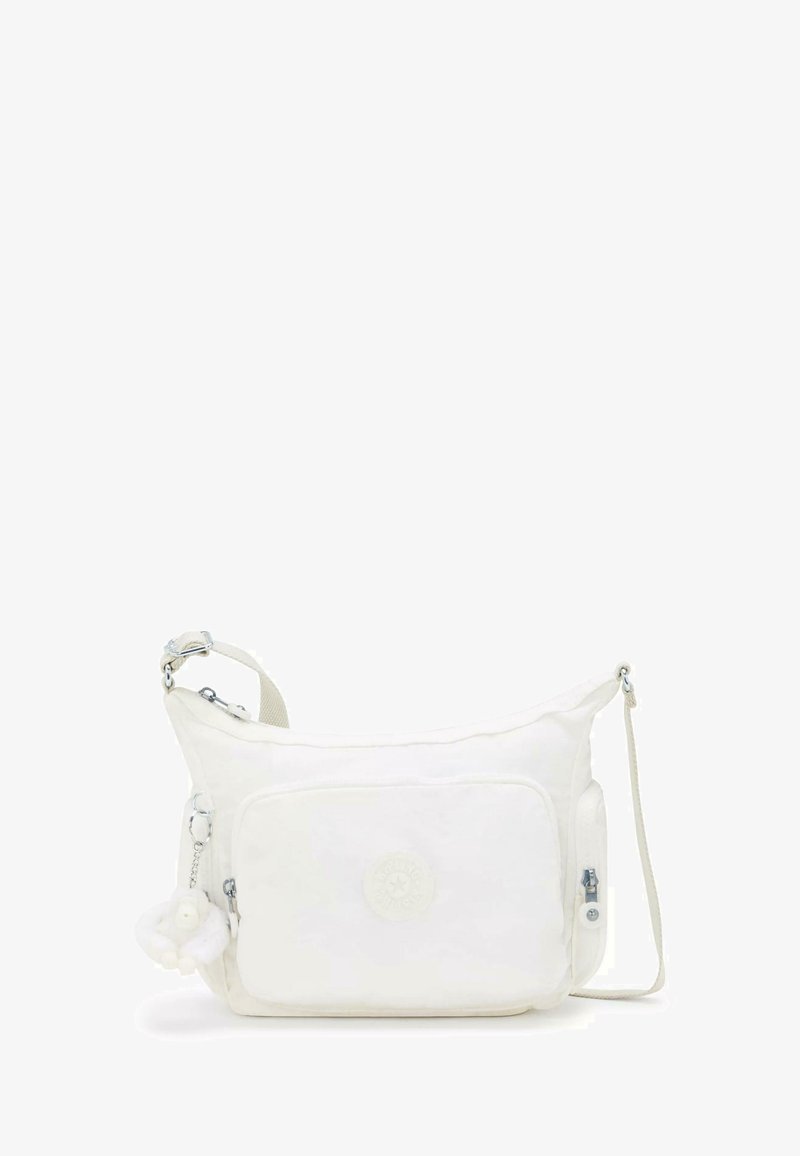 Vitt axelväska med mjukt material, en huvudfack med dragkedja, framficka och en avtagbar charm. Justerbar rem och logotypdetalj.