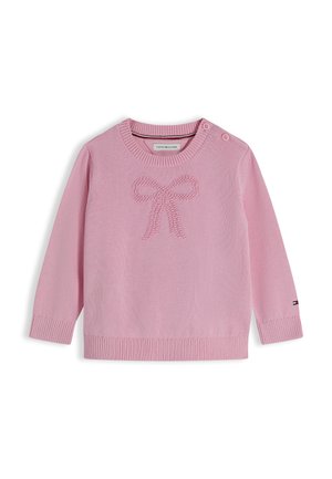 Różowy sweter z długim rękawem i okrągłym dekoltem, z fakturowanym wzorem kokardy z przodu, dwoma guzikami na lewym ramieniu i logo Tommy Hilfiger na mankiecie rękawa.