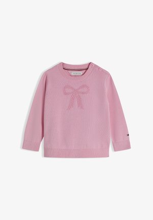 Pull rose à manches longues avec col rond, motif nœud texturé sur le devant, deux boutons sur l'épaule gauche et logo Tommy Hilfiger sur le bord de manche.