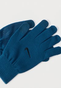 Kék kötött kesztyűpár fekete Nike logóval a hátoldalon, fehér felületen laposan elhelyezve.