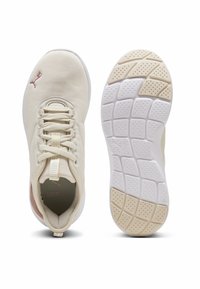 Zapatillas deportivas de color beige claro con parte superior de malla texturizada, puntera redondeada y plantilla acolchada; con una suela de goma blanca con patrones hexagonales.