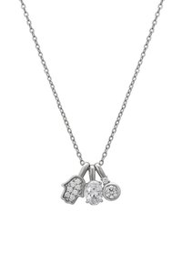 Sølv kædedom med tre vedhæng: en diamantbesat Hamsa hånd, en oval klar ædelsten og en rund klar ædelsten.
