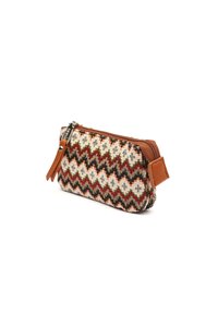Piccola borsa rettangolare di tessuto con cerniera marrone e motivo zigzag nei toni del rosso, nero, verde e beige, su sfondo bianco.