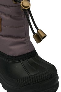 Bota textil morada con base de goma negra, que presenta un acabado texturizado, cierre de cordón con acentos de latón y caña acolchada.