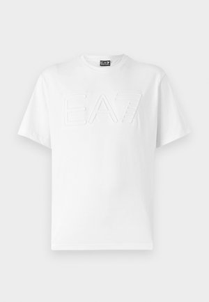 T-shirt bianco in cotone con collo rotondo, caratterizzato da un logo "EA7" in rilievo sul davanti e maniche corte.