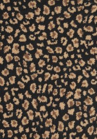 Leopardenmusterstoff mit schwarzem Hintergrund und unterschiedlichen Schattierungen von Beige und Braun, weiche Textur und plüschiges Aussehen.