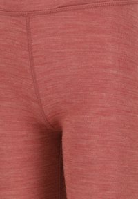 Leggings in einer strukturierten, gedeckten Korallenfarbe mit glatter Oberfläche und gesteppten Nähten. Sie verfügen über einen hohen Bund für einen bequemen Sitz.
