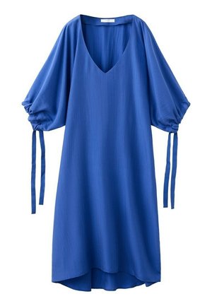 Blå løs kjole med V-udskæring, gathered 3/4-ærmer bundet med lange stropper, og let buet kant, der er længere bagpå.