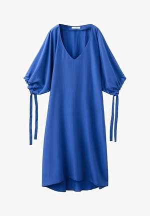 Blauwe loszittende jurk met V-hals, gerimpelde driekwartmouwen die zijn vastgebonden met lange bandjes, en een licht gebogen zoom die aan de achterkant langer is.
