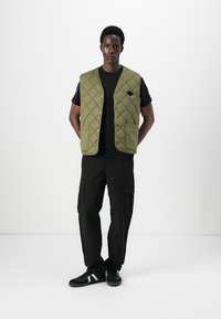 Replay QUILTED PUFFER VEST - Liivi - mud green