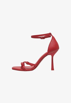 Sandal rossa con tacco alto e cinturino alla caviglia, caratterizzata da un design elegante, punta quadrata e due fibbie regolabili sulle cinghie frontali.