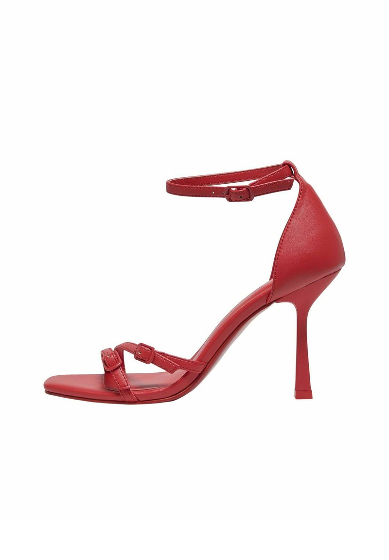 Sandal rossa con tacco alto e cinturino alla caviglia, caratterizzata da un design elegante, punta quadrata e due fibbie regolabili sulle cinghie frontali.