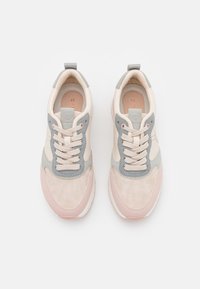 Une paire de baskets à lacets roses et grises avec des onglets de traction, vue de dessus sur un fond blanc.