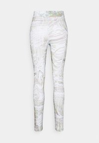 Vita hög midja leggings med ett flerfärgat marmormönster och en figurnära siluett mot en enfärgad bakgrund.