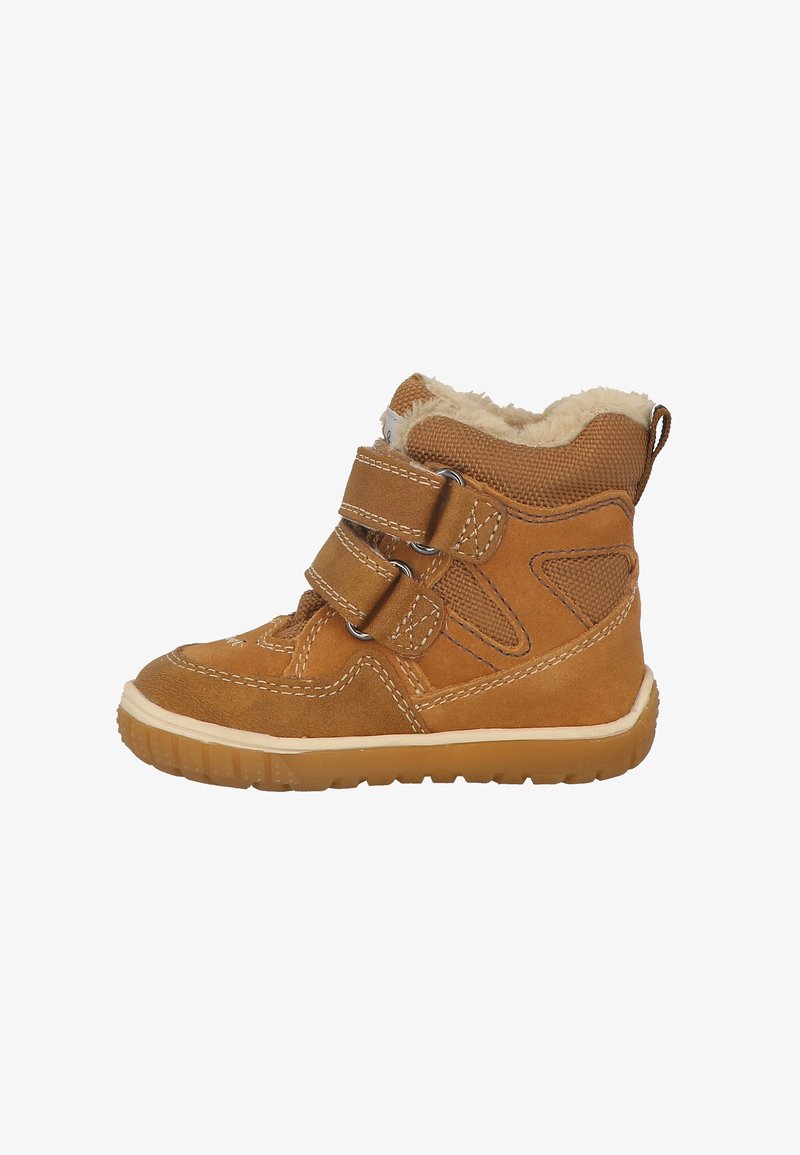 Bottine en daim marron avec deux bandes Velcro, un panneau synthétique texturé et une douce doublure en fausse fourrure au niveau du col. Semelle en caoutchouc.