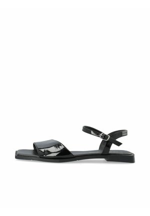 Schwarze Sandale aus Lackleder mit flacher Sohle, offenem Zehenbereich, einem breiten Vorderfußriemen und verstellbarem Knöchelriemen mit Schnalle.