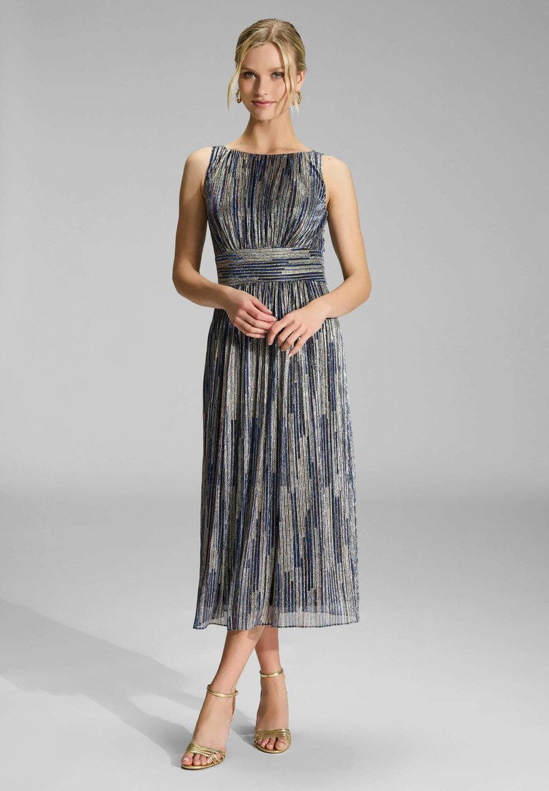 Vestido de longitud media en azul y plata con pliegues verticales, cintura ajustada y escote redondeado. Presenta tirantes delgados y una tela fluida.