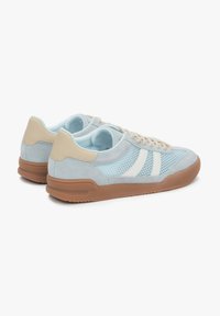 Jasnoniebieskie sneakersy z zamszowej i siateczkowej cholewki, białymi akcentami, beżowym obcasem i brązową gumową podeszwą. Okrąły czubek i sznurowana konstrukcja.