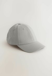 Cappellino da baseball grigio in cotone. Presenta una visiera curvata, un design a sei pannelli e fori di ventilazione sui lati per migliorare la traspirabilità.