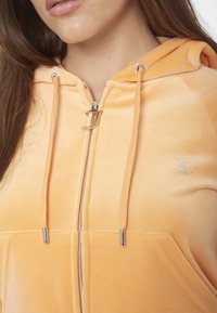 Juicy Couture MADISON - Majica s kapuljačom i patentnim zatvaračem - papaya