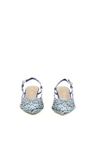 Décolleté slingback intrecciati nei colori blu, verde e bianco. Design con punta affusolata, cinturini sottili alla caviglia e una finitura leggermente texurizzata.