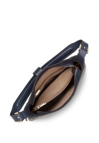 Marineblauwe leren handtas met een gestructureerd oppervlak, gouden beslag en een ruim interieur met twee vakken en een ritsvak.