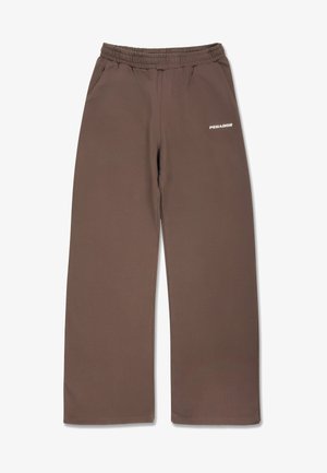 Bruine sportbroek met een elastische tailleband, twee zijzakken en een wit logo op de linkerdij. Vlotte textuur en recht model.