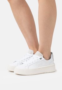 Lacoste - CARNABY PLAT - Sporta apavi - off white Miniatūras attēls 1