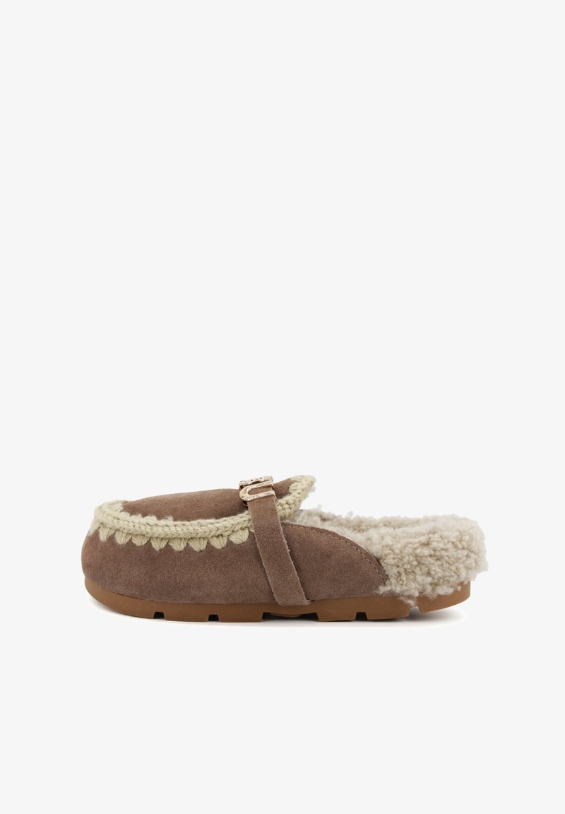 Zapatilla de ante marrón con forro de oveja crema, adorno de punto decorativo y cierre de hebilla. Suela plana con diseño antideslizante.