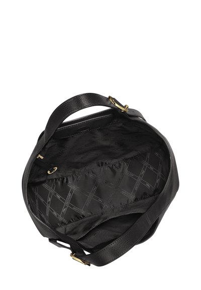 Schwarze Ledertasche mit goldener Schnalle, geöffnet, um das Innenfutter aus gemustertem Stoff und mehrere Taschen zu zeigen.