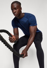 Pier One Sport SEAMLESS SPACE DYE 2 PACK - Paprasti marškinėliai - dark blue/bordeaux