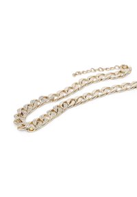 Collana in oro con catena caratterizzata da anelli intrecciati con una finitura lucida, arricchita da strass trasparenti per un tocco di dettaglio.