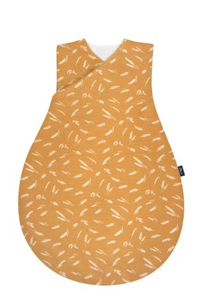 Senfgelber Babyschlafsack mit weißem Federdesign, runder Form und ärmellos. Aus weichem, atmungsaktivem Stoff gefertigt.
