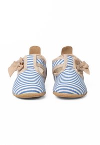 Scarpe per bambini in tela a strisce blu e bianche, con dettagli beige, fiocco e suola morbida e flessibile per il massimo comfort.