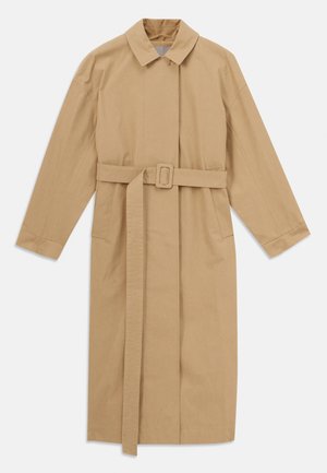 Liivige beež pika trench-kate koos laia krae, pikkade varrukate, vööga, millel on klamber, taljes ja küljetaskud, asetatud valgele taustale.