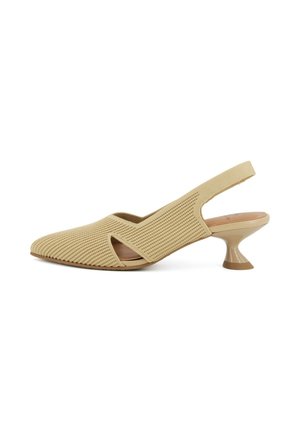 Scarpa slingback beige lavorata a maglia con tacco kitten basso e scolpito e punta affilata con dettaglio a taglio laterale.