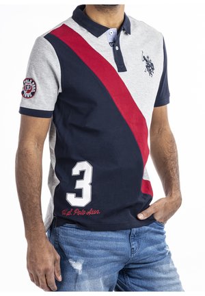 Granatowa, szara i czerwona koszulka polo w paski z krótkimi rękawami. Posiada dużą białą cyfrę 3 oraz haftowane logo na piersi i rękawie.